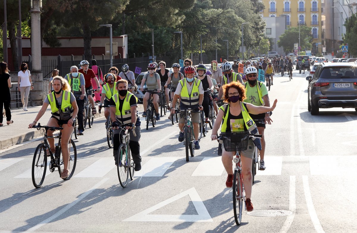 El pas de la bicifestació pel carrer Agustí Vinyamata