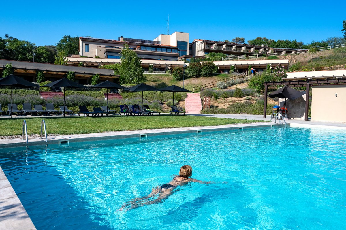 La piscina de l'hotel Mas Salagrós, a Vallromanes