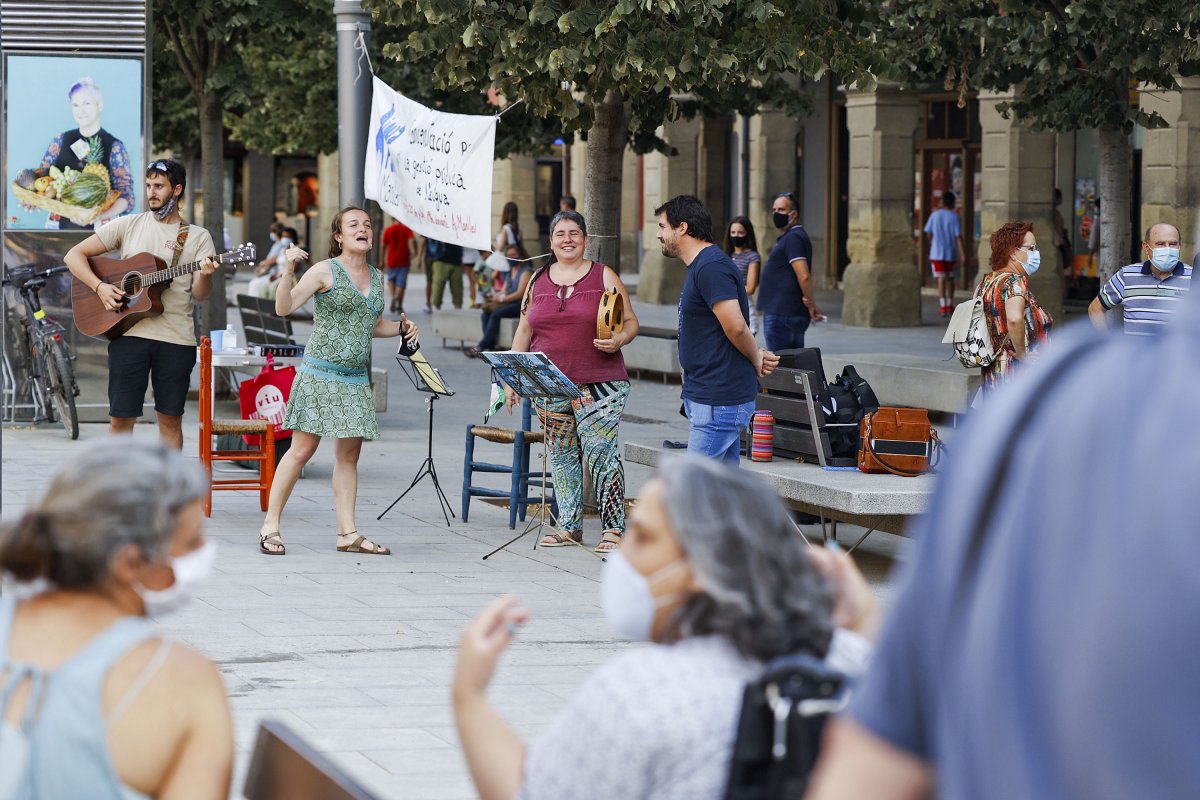 Membres de la plataforma Aigua Pública Manllleu, dimarts davant l'ajuntament durant el ple