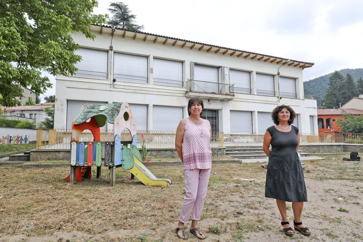 Teresa Codinach i Dolors Costa davant de les antigues escoles, on es farà l'alberg.
