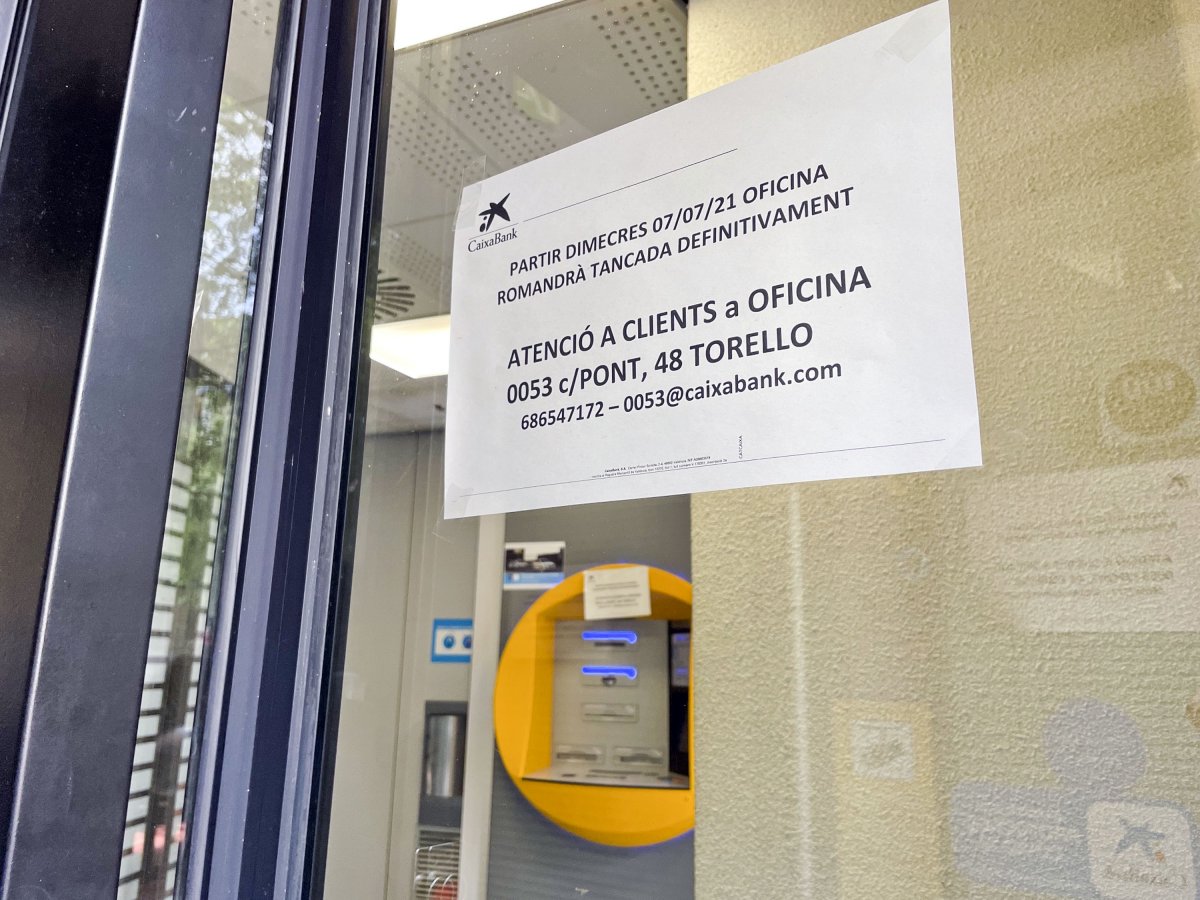 El cartell que hi havia a finals de la setmana passada al CaixaBank de la plaça de la Sardana de Torelló