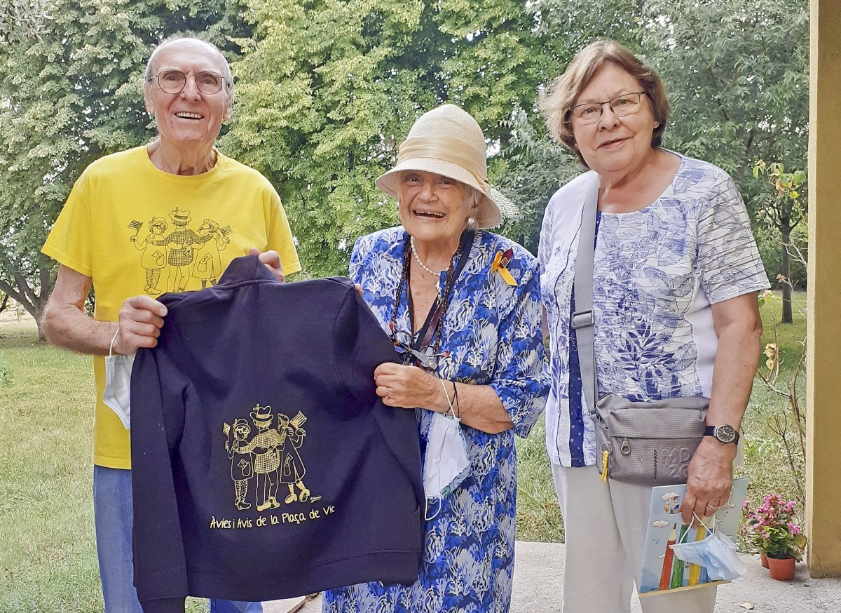 El moment de l'entrega de l'obsequi a la Pilarín Bayés