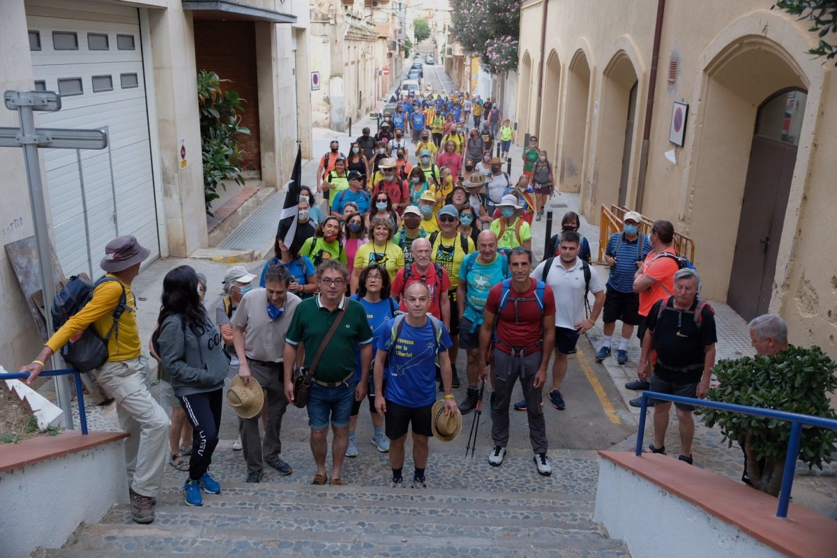 Unes 200 persones han acompanyat Jordi Turull en la sortida a Portbou