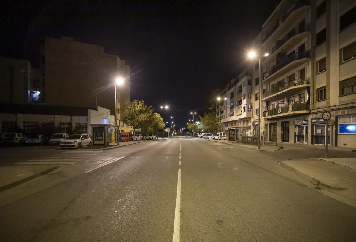 Carrer buit de matinada a la Garriga en una imatge de la primera setmana que es va aplicar el toc de queda nocturn