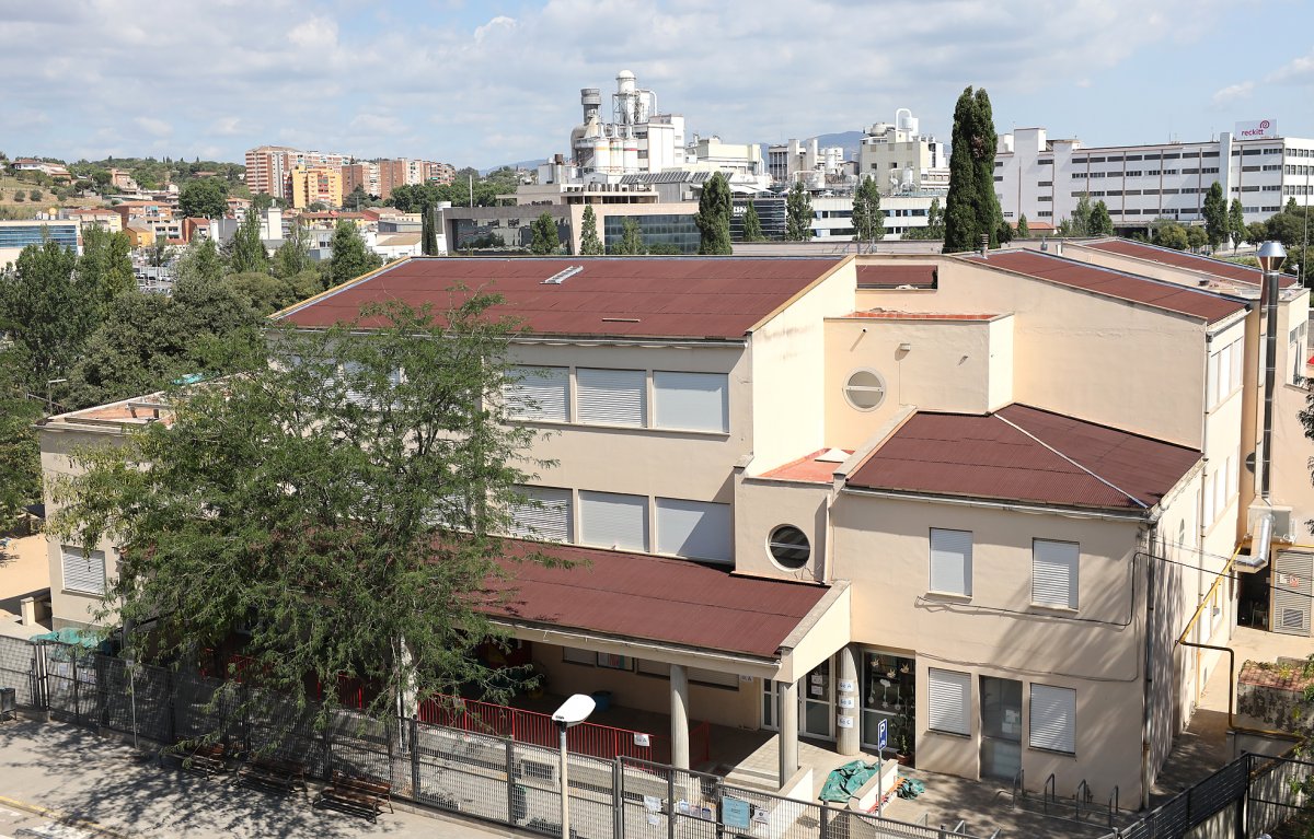 A l'escola Salvador Espriu, el Departament d'Educació està renovant la teulada retirant els elements amb amiant