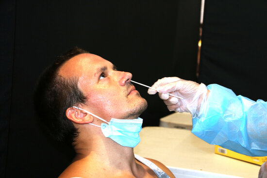 Un jove fent-se el test d'antígens abans d'entrar al Canet Rock, dissabte
