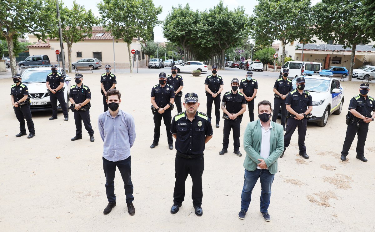 Jordi Domínguez, al centre, amb Santaló i Moret i la plantilla de la Policia Local de l'Ametlla