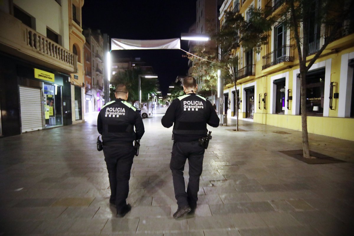 Una patrulla de la Policia Local de Granollers fent vigilància al centre de la ciutat durant la nit