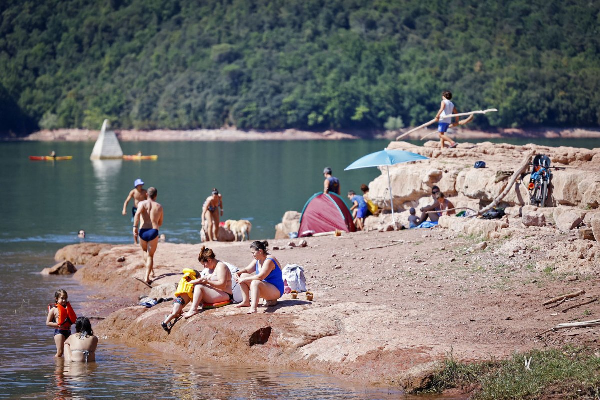 Gent banyant-se al pantà de Sau, aquest juliol
