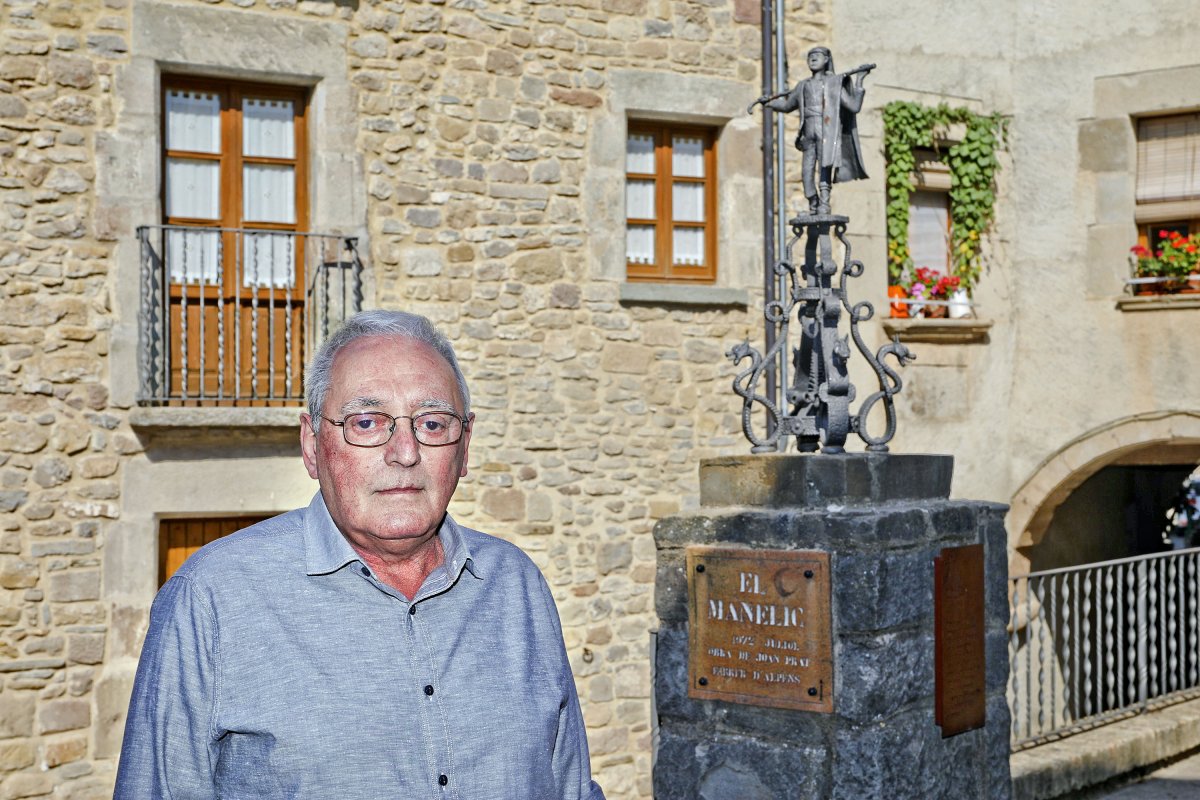 Lluís Suriñach, la setmana passada al centre del poble, davant de l’escultura de forja d’‘El Manelic’