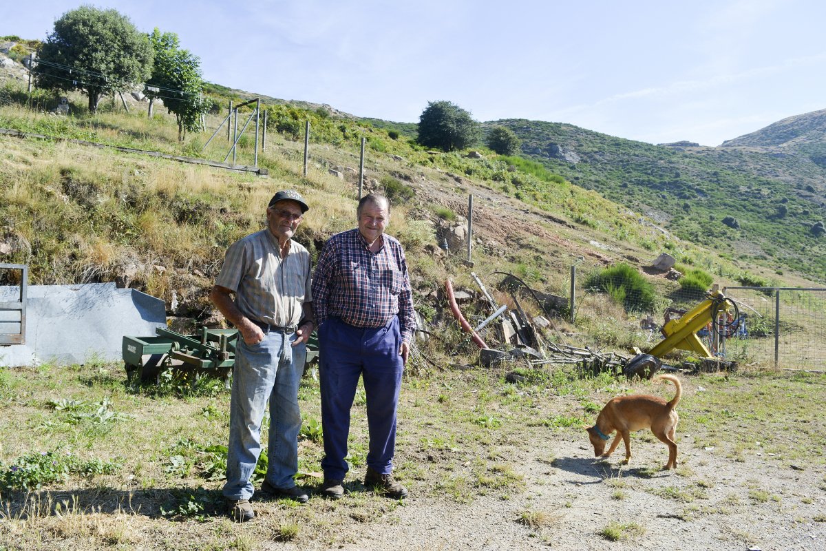 Ramírez i Brunet, dos dels ramaders que viuen i treballen al parc natural del Montseny