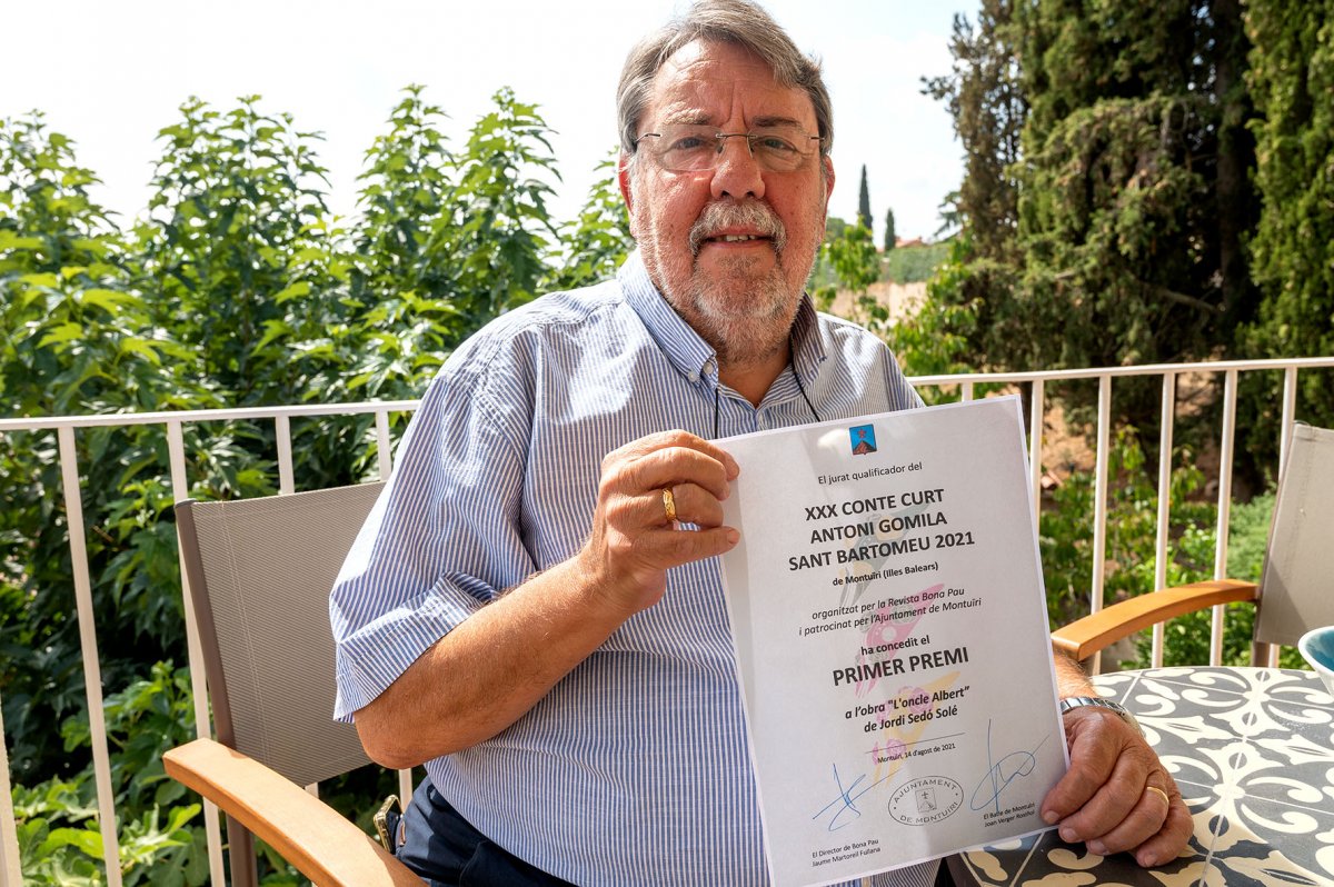 Jordi Sedó, al seu domicili de l’Ametlla, amb el certificat que l’acredita com a guanyador del premi