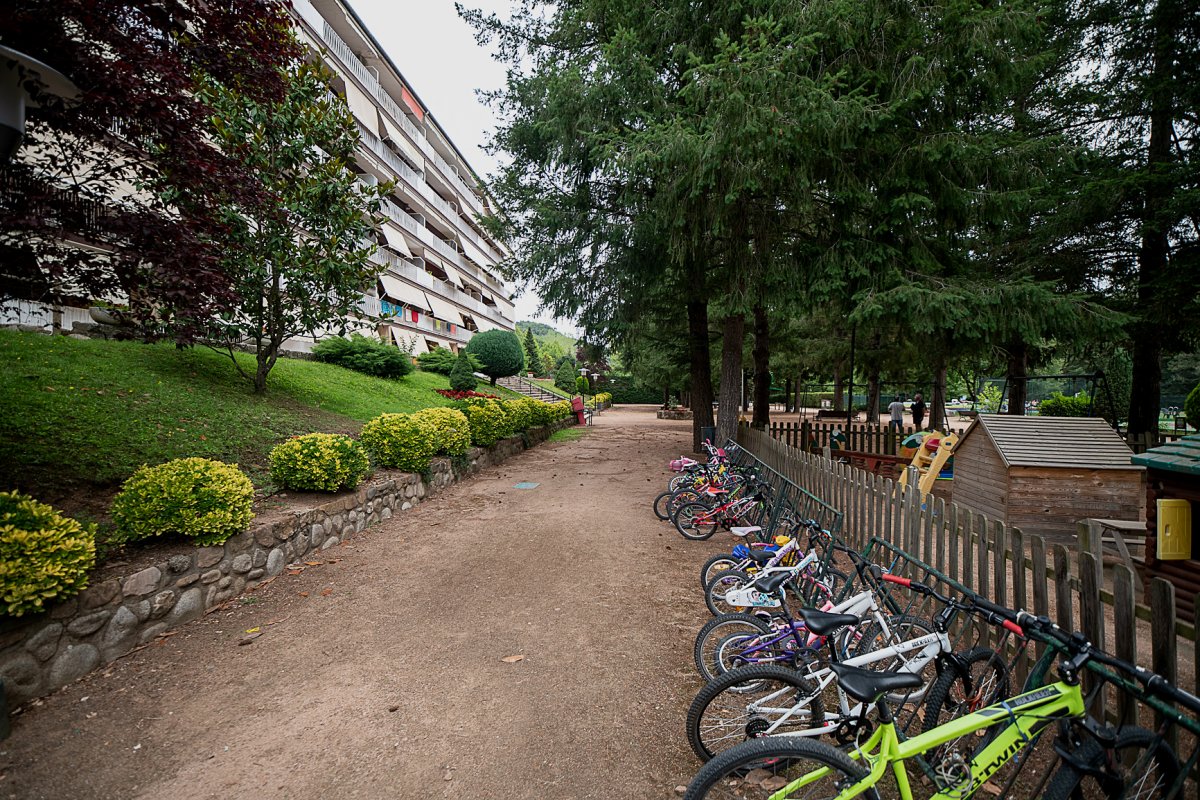 Les bicicletes de la canalla, aparcades al davant dels apartaments de Bojons