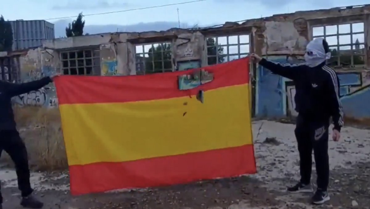 Moment en què membres de la Forja cremen la bandera espanyola
