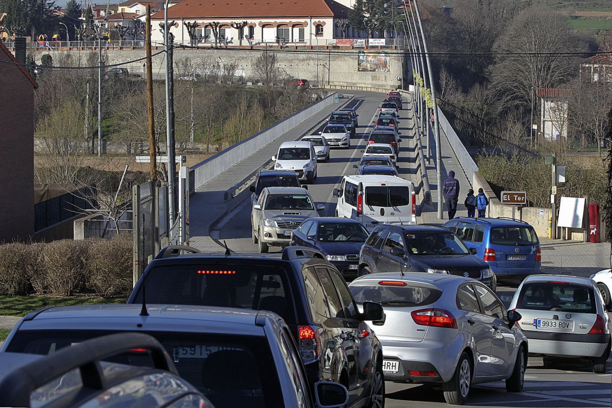 Trànsit al pont Nou de Roda de Ter