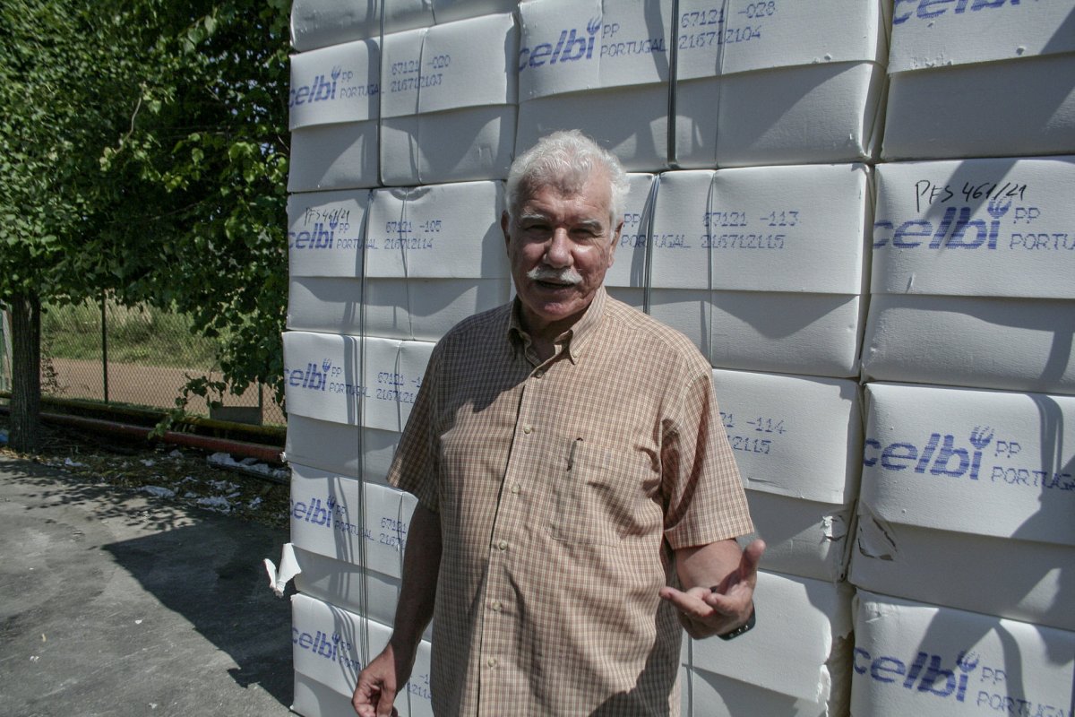 Joan Vila, a l'exterior de les instal·lacions de l'empresa LC Paper, a Besalú