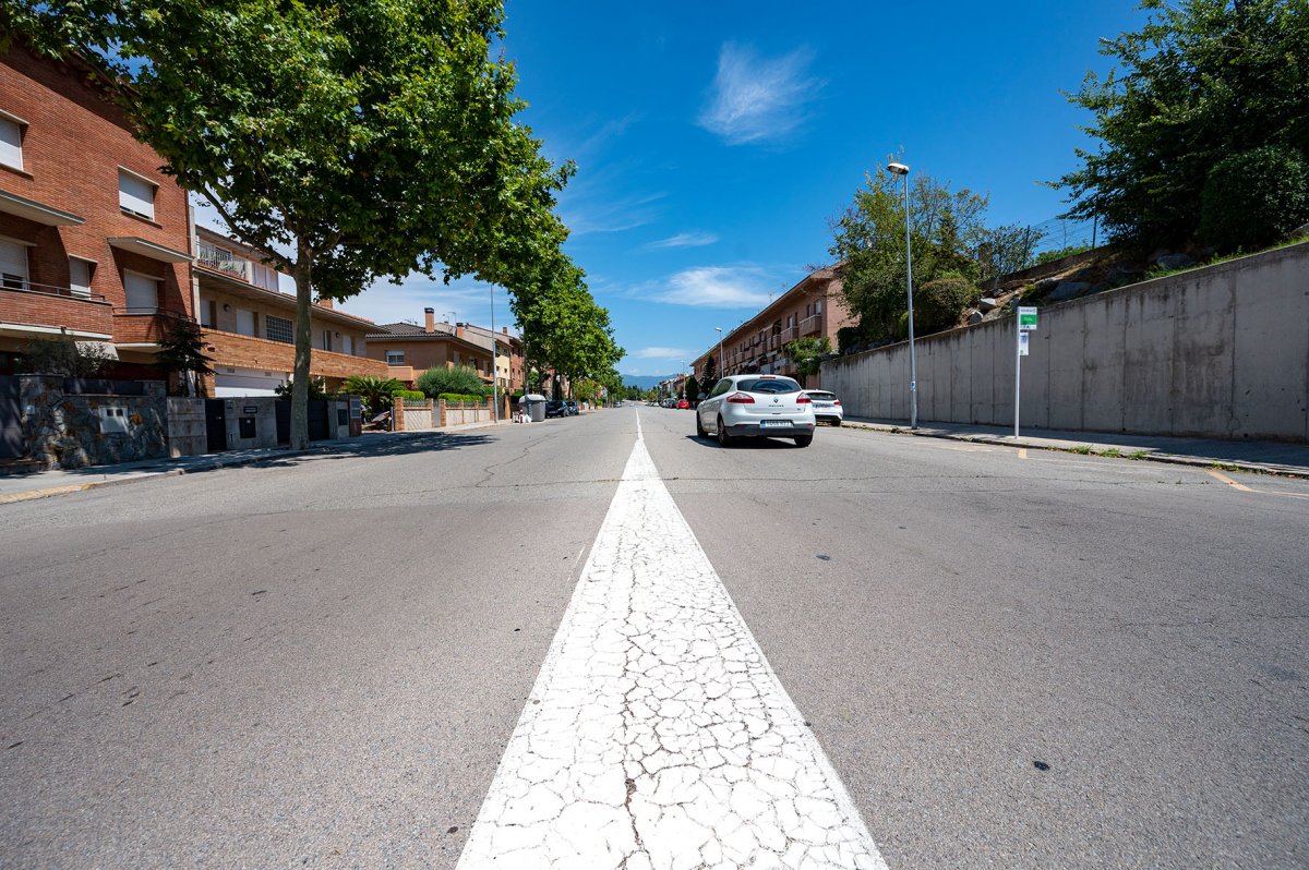 El carrer té ara dos carrils per sentit