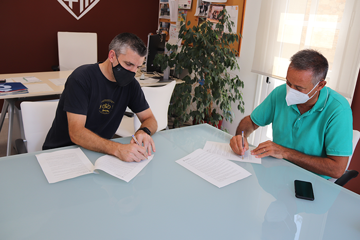 La signatura de l'acord entre el president del Grup 24 Hores Francesc Padró i l'alcalde del municipi Ignasi Simón