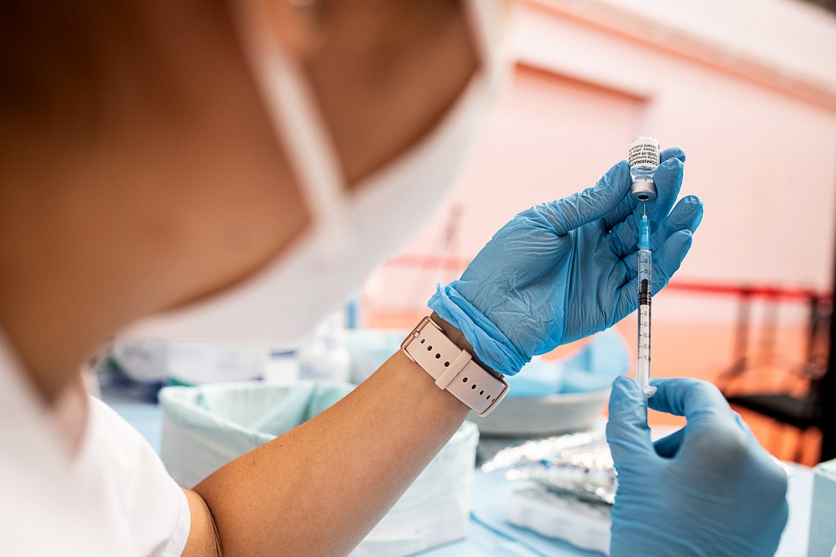 Una infermera preparant una dosi de la vacuna contra la covid-19