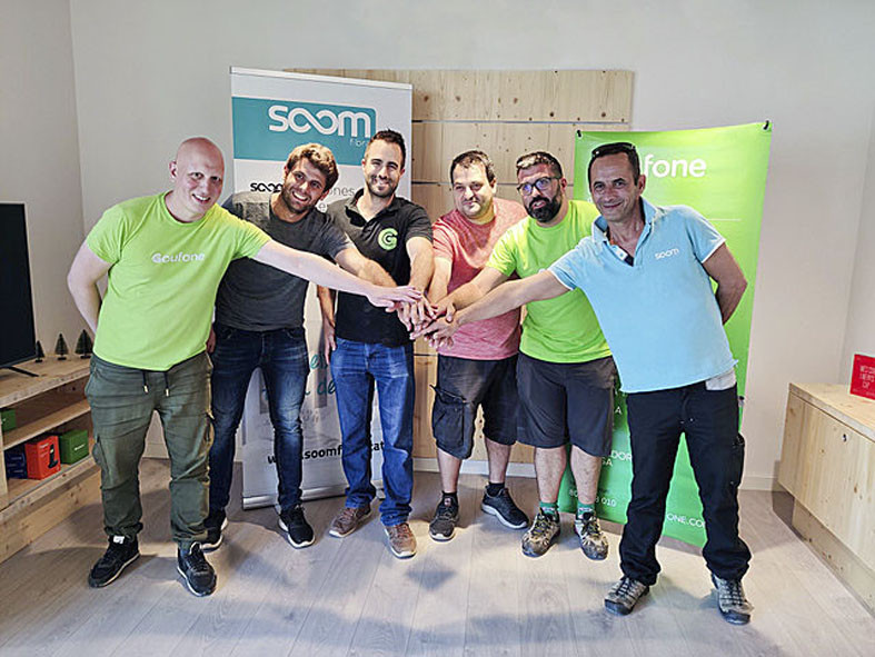 Foto de grup amb els fundadors de Goufone i Soom Fibra