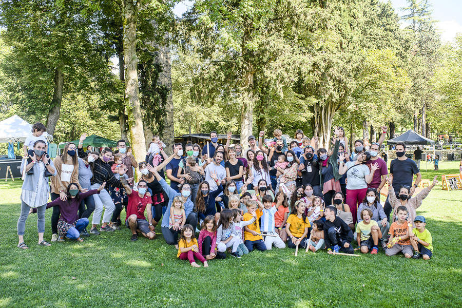 Foto de grup dels pares, mares i infants que van participar al Festivallera que es va fer als jardins del Castell de Montesquiu