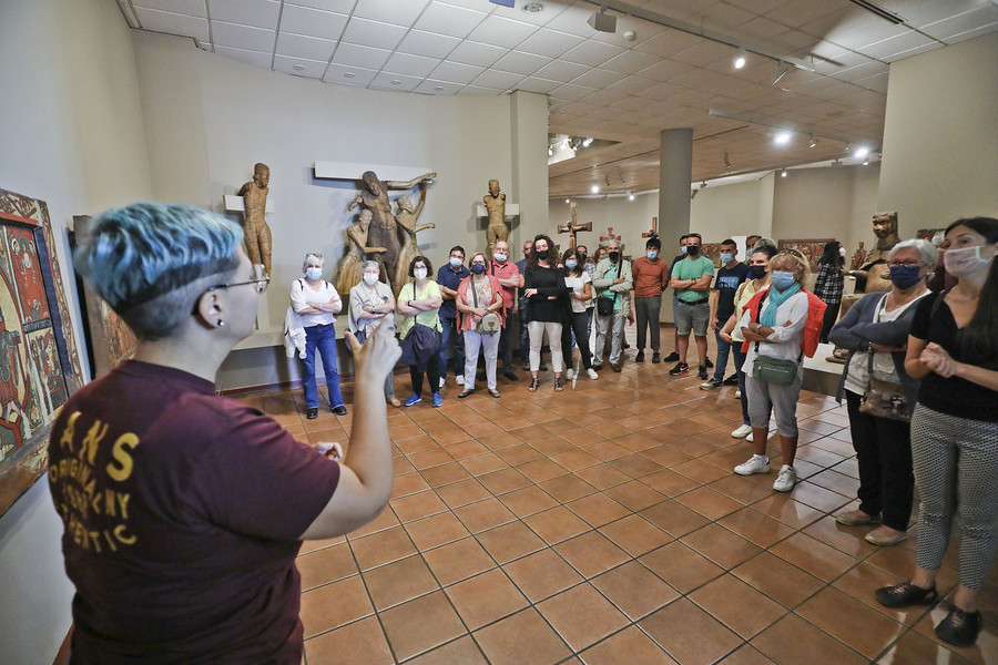 Martu Pericas, en un moment del recorregut pel Museu Episcopal adreçat específicament a la comunitat de sords