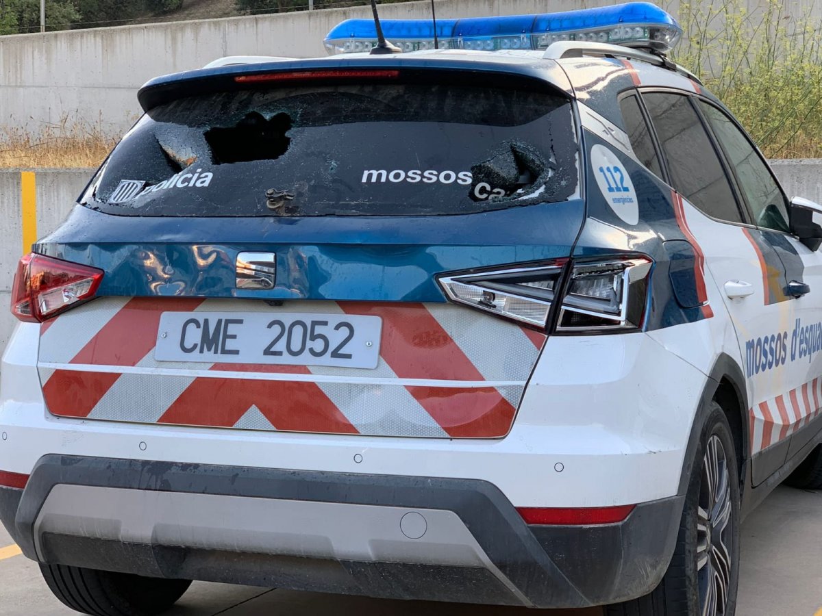 Un vehicle dels Mossos malmés per alguns dels joves concentrats