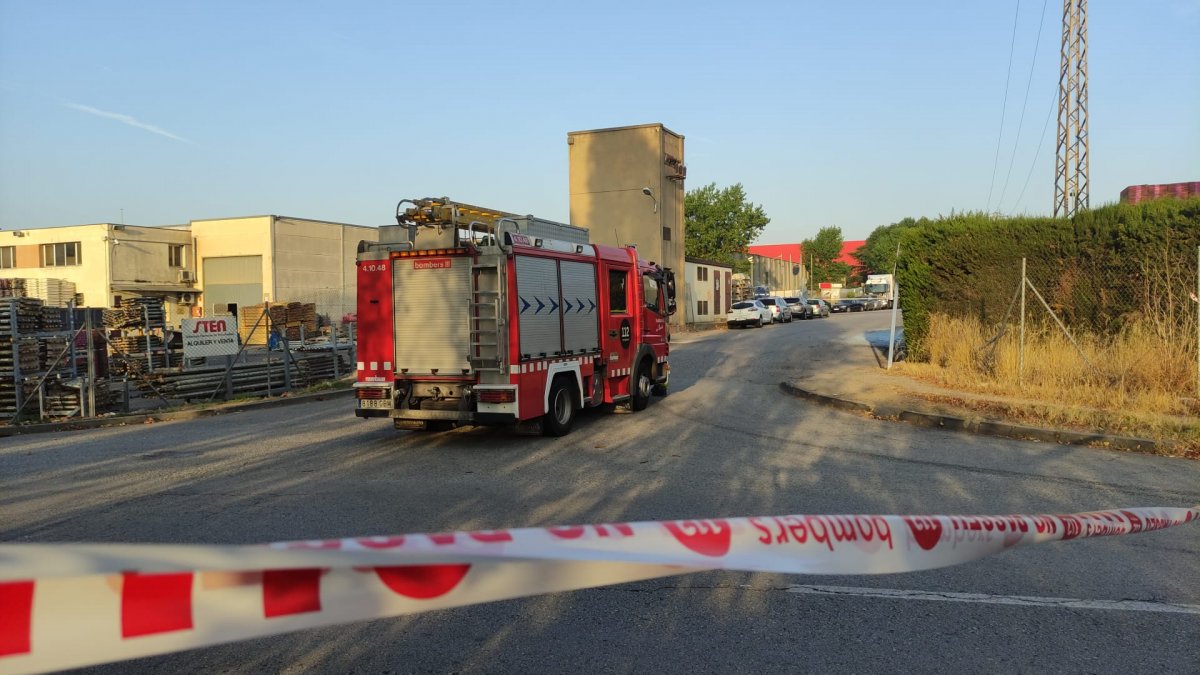 Un vehicle de bombers al lloc dels fets