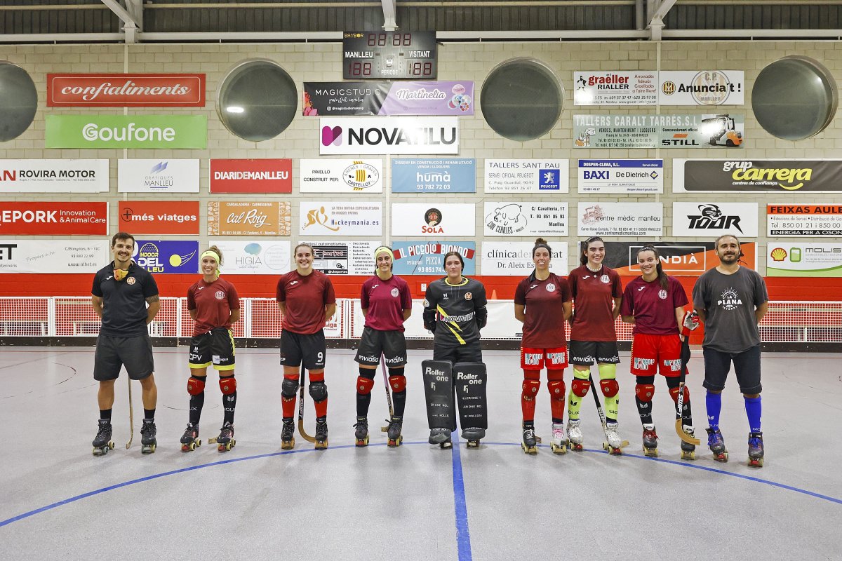 L'equip i el cos tècnic del martinelia CP Manlleu, que dilluns va tornar a la feina per preparar el nou curs