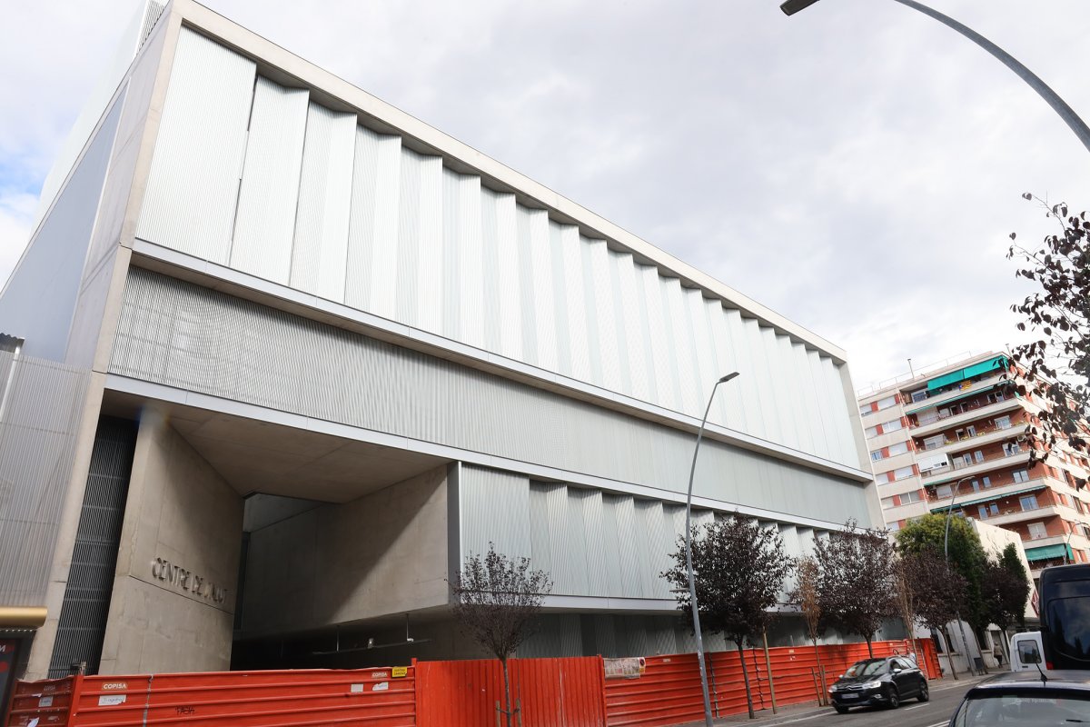 El nou centre de salut del carrer Girona encara amb les tanques d'obra