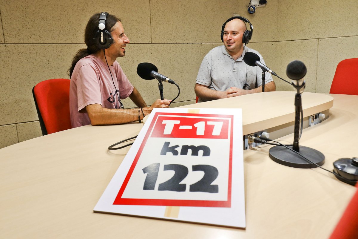 Jordi Sunyer i Isaac Moreno, dimecres a l'estudi d'EL 9 FM, i el cartell del programa 'Territori 17'