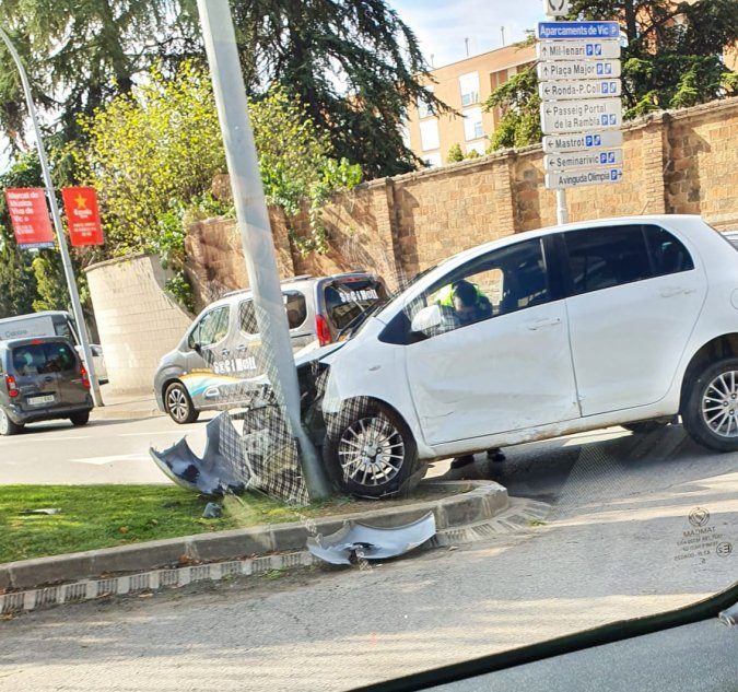 El vehicle accidentat a la plaça del Mil·lenari