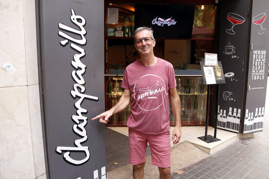 David Iglesias, propietari del bar 'El Champanillo', davant el seu local a la plaça Doctor Letamendi de Barcelona