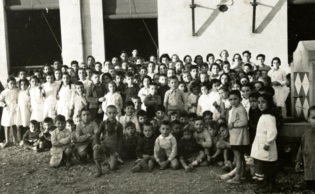 Nens i nenes al pati de les escoles noves de Palou