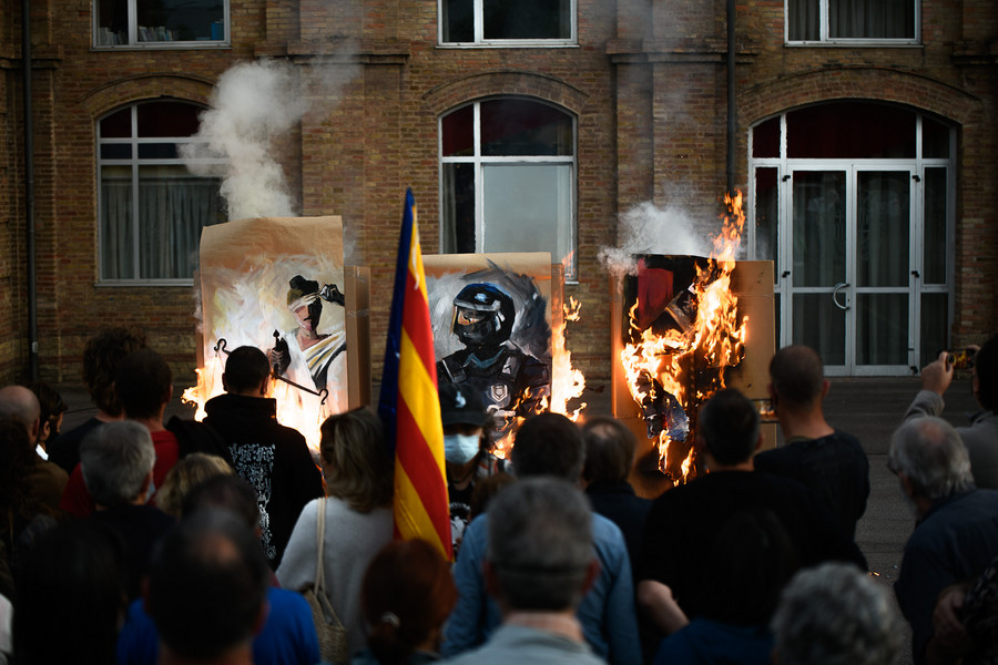 El moment en què es van cremar les imatges de la justícia, la policia nacional i el rei, divendres, a la plaça U d'Octubre de Vic