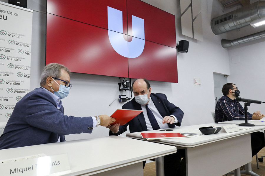 El rector de la UVic, Josep Eladi Baños, i el president de la Fundació Antiga Caixa Manlleu en el moment de signar l'acord