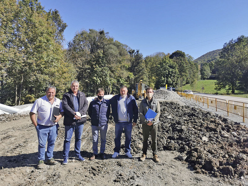 Xavier Guitart, Joaquim Colomer, el constructor i tècnics de l'Ajuntament, dijous passat a sobre el terreny