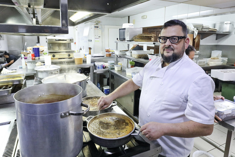 Ivan Escandell preparant un servei a la cuina del restaurant La Ferreria de Tona