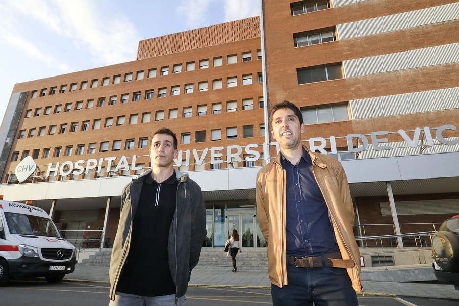 Marc Parés i David Cid, dimarts davant l’Hospital Universitari de Vic