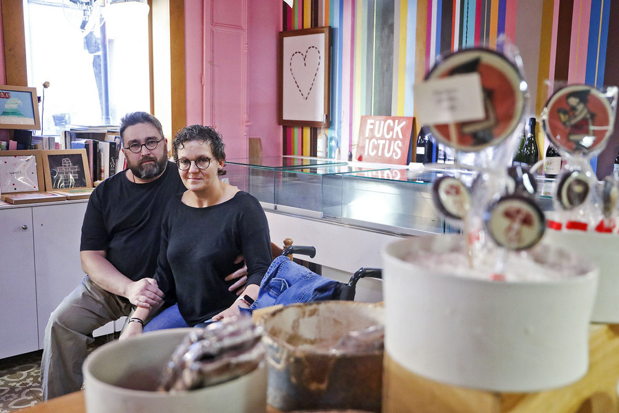 Raül Cegarra i Sandra López, dilluns a El Xocolater de Taradell, el seu negoci familiar
