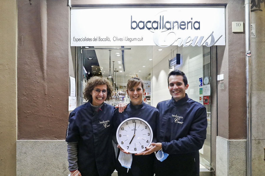 Sílvia, Cristina i Jordi, de la Bacallaneria Creus, a davant la porta de la botiga