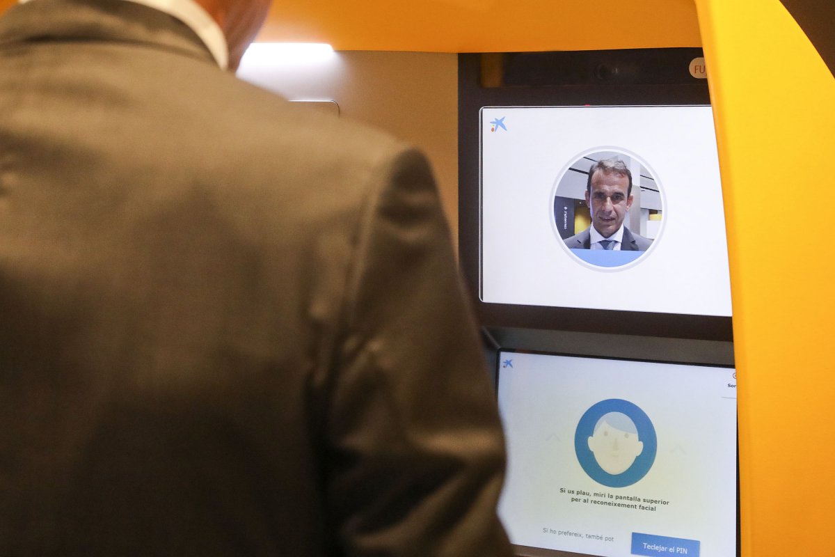 Jaume Masana, director territorial de CaixaBank, sotmetent-se al reconeixement facial en un caixer de Vic