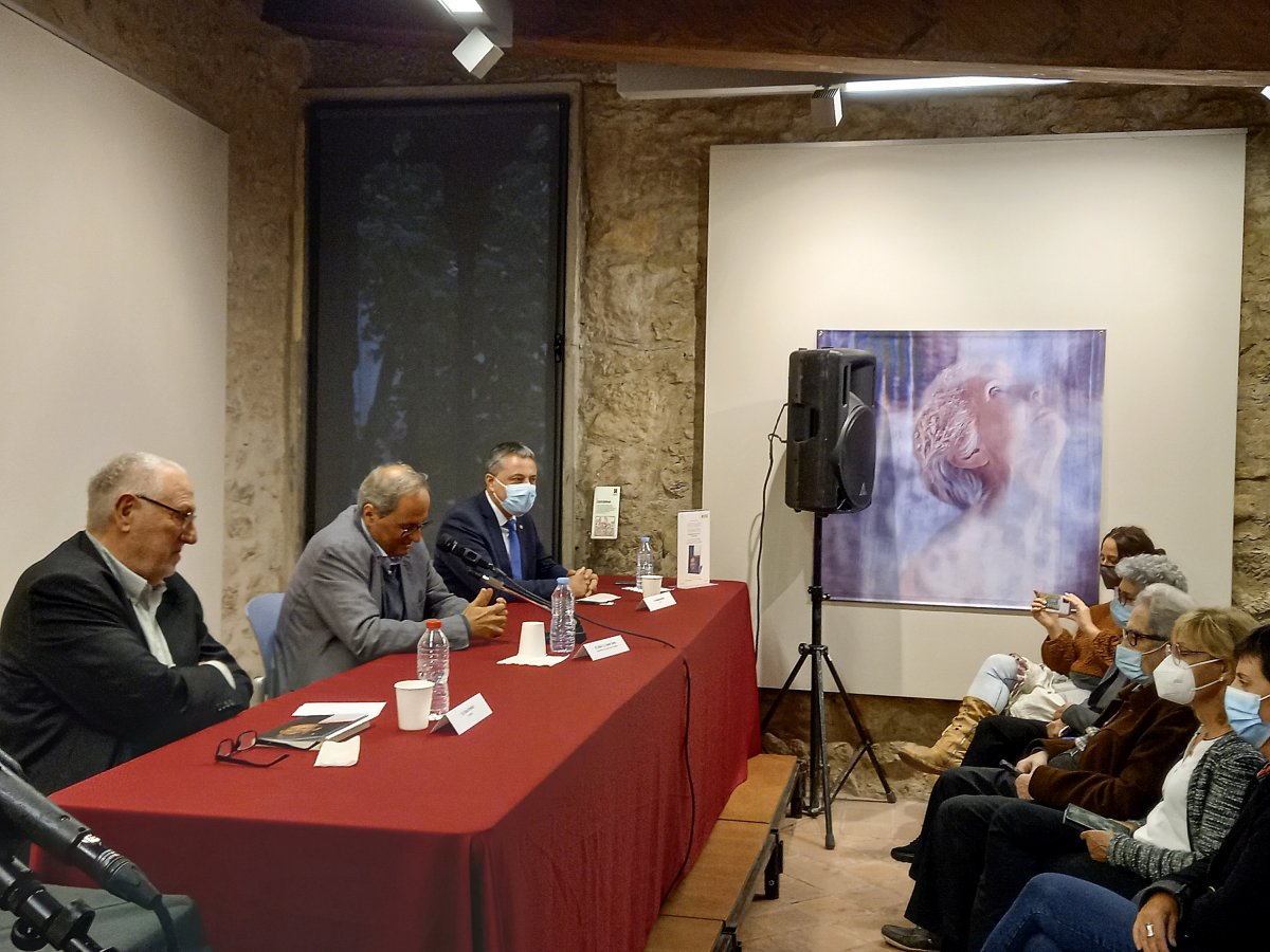 D'esquerra a dreta, Joan Orriols, Quim Torra i Ramon Roqué en la presentació del llibre