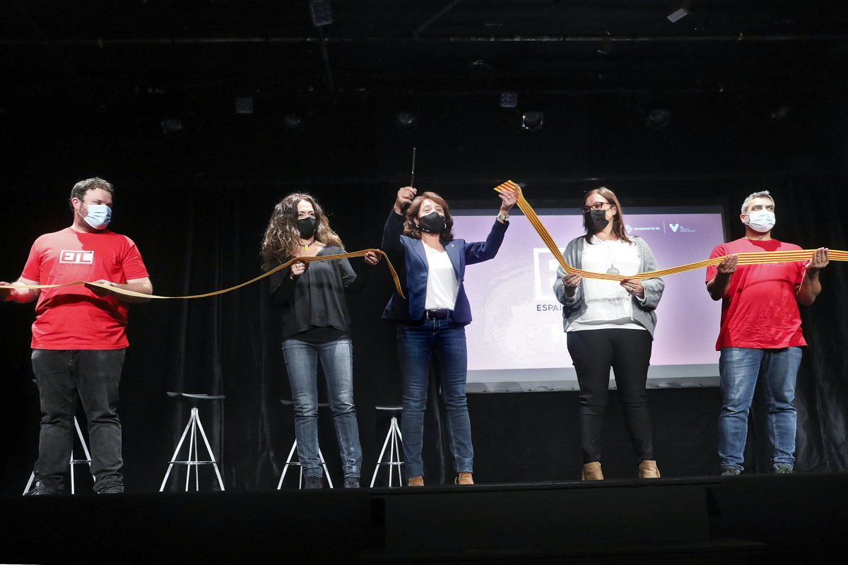 Jordi Colom, Susagna Roura, Anna Erra, Iolanda Garrote i Sergi Calle, durant la tallada de la cinta inaugural, dalt de l'escenari