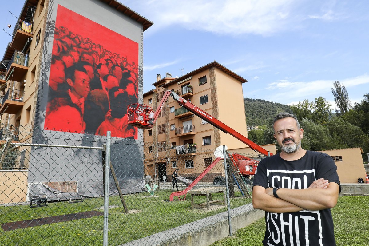 Xavier Masó la setmana passada davant dels murals del barri dels Ferroviaris