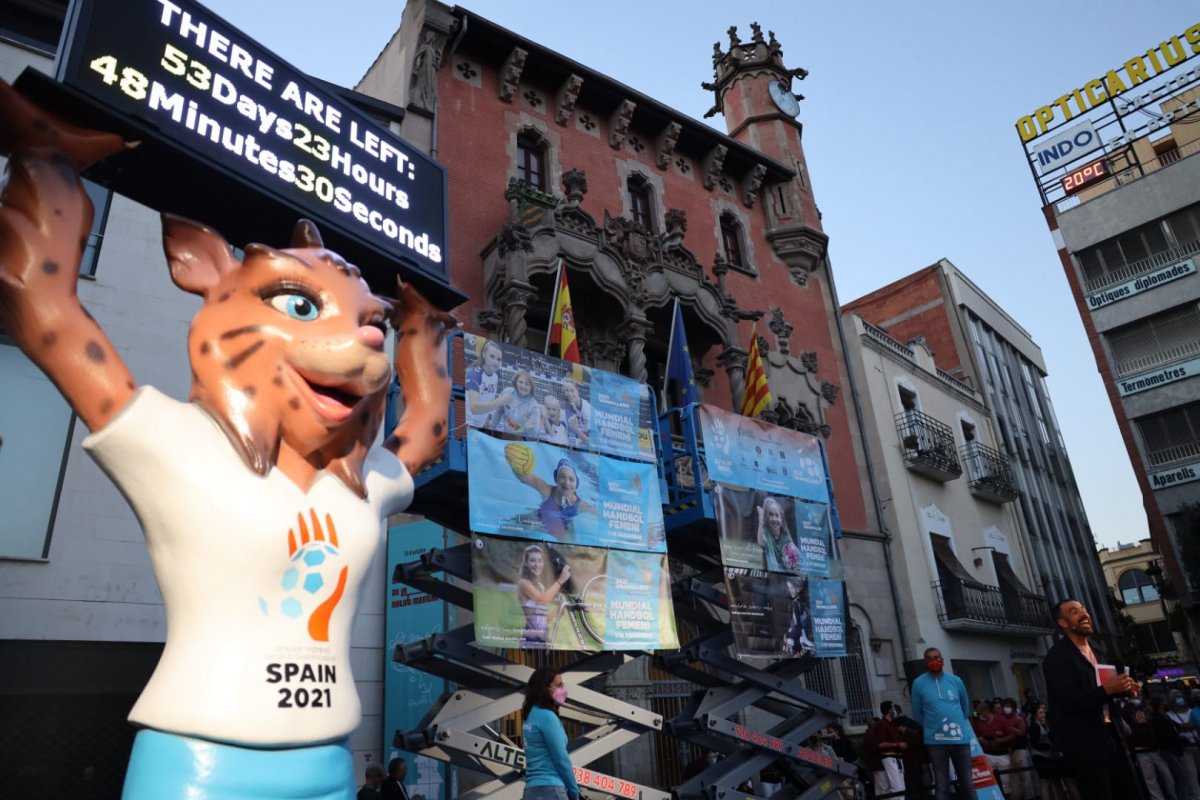 Una figura de la mascota del mundial, Lola, mostra el compte enrere per al mundial, amb les pancartes dels clubs esportius de la ciutat al fons