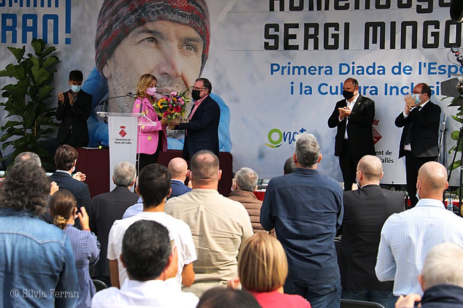 Francesc Juzgado lliura un ram de flors a Míriam Roset, en presència de Francesc Colomé, president d'Onat Foundation, i el ministre Miquel Iceta