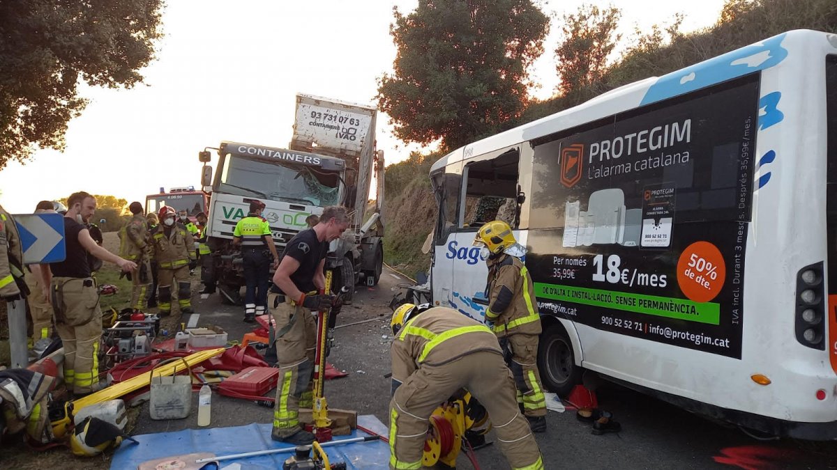 Els Bombers després del rescat del conductor de l'autobús atrapat per les cames
