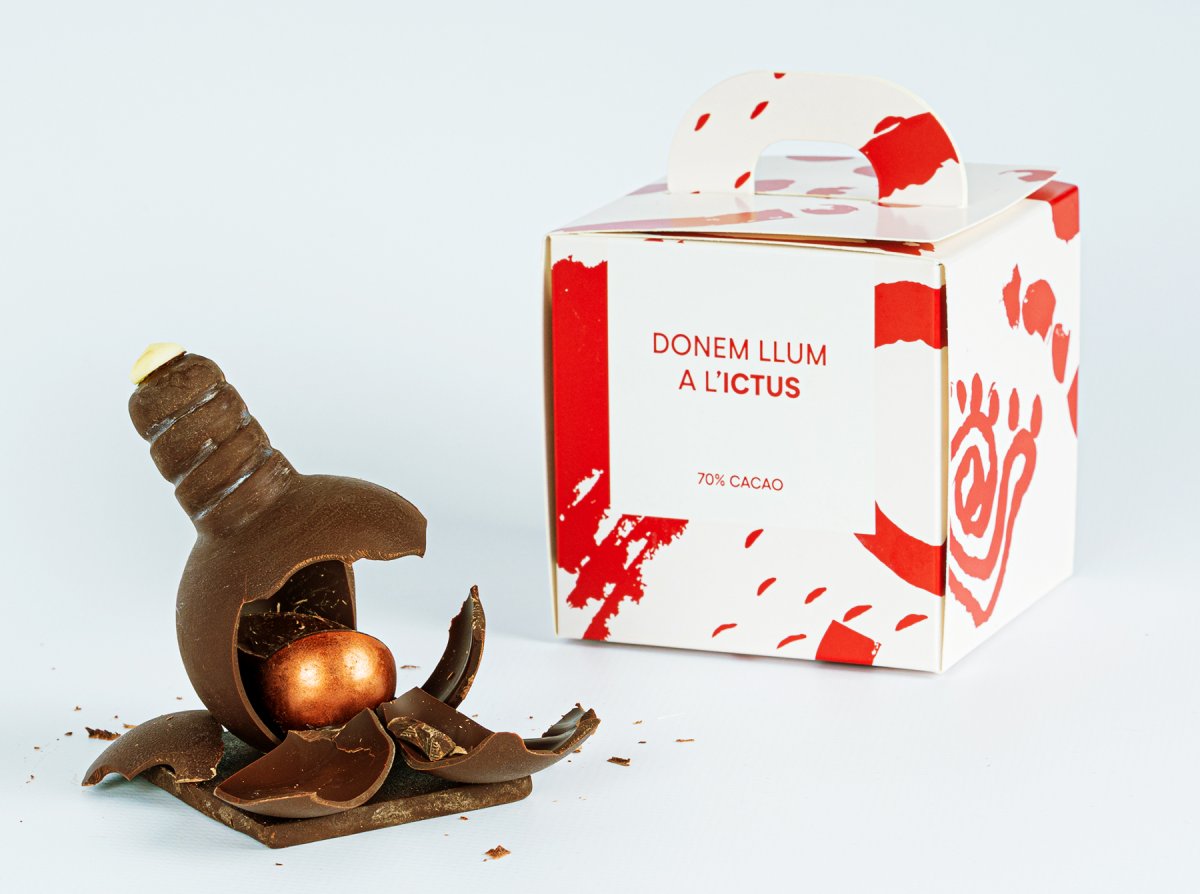 La bombeta de xocolata conté dos bombons al seu interior