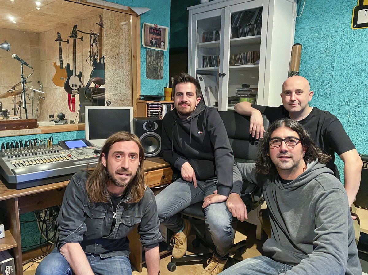 D'esquerra a dreta, Alan Martínez (segon guitarrista), Àngel Botello (veu), Eloi Valverde (bateria) i Albert Gómez (baix)